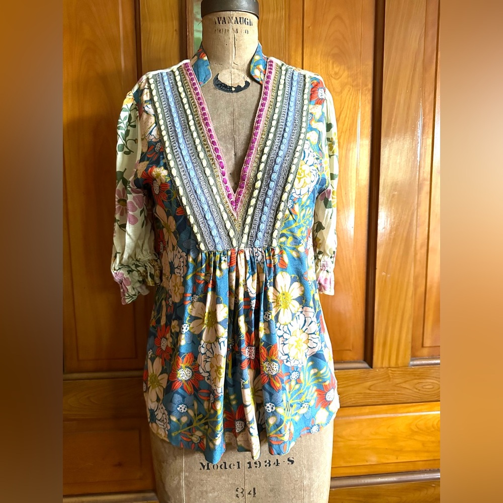 Blank London top sz small colorful deep v unique trim print great condition chic
